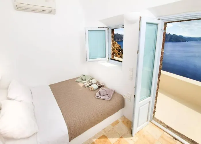 Villa Dionyssos Cave House *