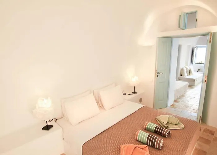 Dionyssos Cave House イア